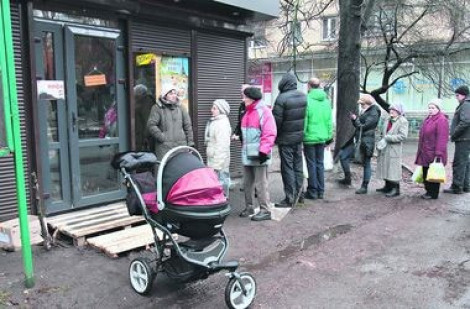 Киевляне готовы мерзнуть в очередях на улице и даже драться за дешевый хлеб