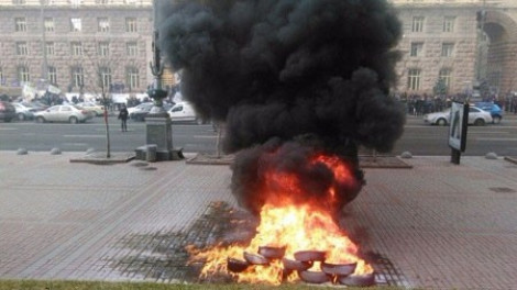 Киевские таксисты подожгли шины под КГГА