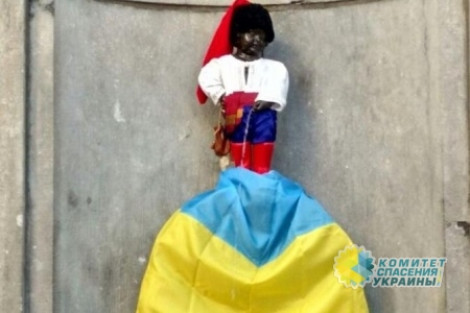 Под струю "Писающего мальчика" на День независимости Украины попал жовто-блакитный стяг