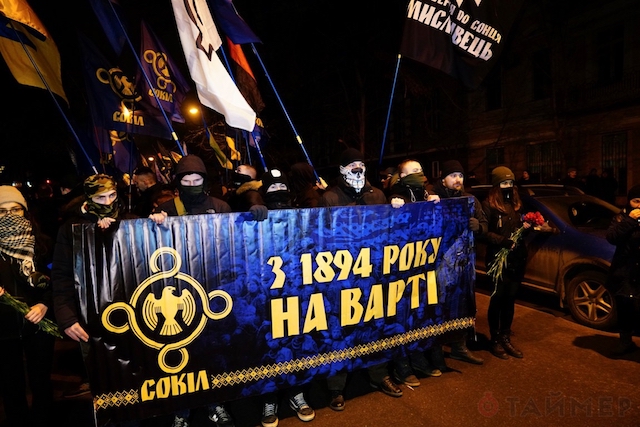 zaezjie ultrapravie v maskah i s fakelami iz tualetnoy bumagi ustroili marsh po tsentru odessi 6693