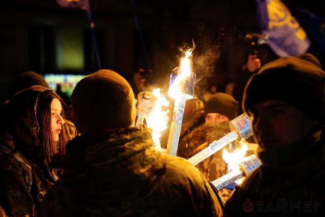 zaezjie ultrapravie v maskah i s fakelami iz tualetnoy bumagi ustroili marsh po tsentru odessi 7768