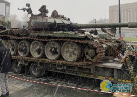 Подбитый русский танк снова утопает в цветах