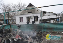 Обстрелами ВСУ повреждено остекление многоквартирного дома в Докучаевске
