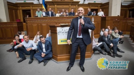 Азаров о Верховной Раде: самый безграмотный созыв за всю историю Украины