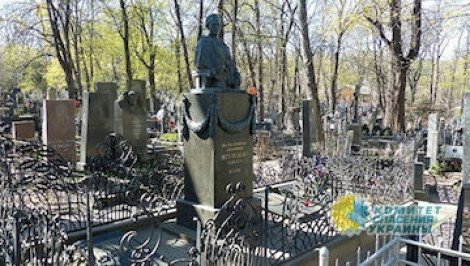 В Киеве вандалы осквернили могилу украинской поэтессы