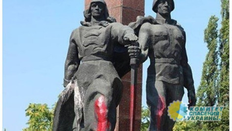 Радикалы облили краской памятник советским солдатам в Кропивницком