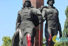 Радикалы облили краской памятник советским солдатам в Кропивницком