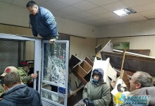 Фото разгромленного зала Святошинского райсуда столицы появилось в сети