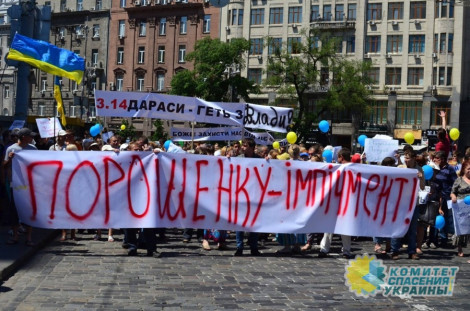Азаров: импичмент Порошенко законно провести не получится