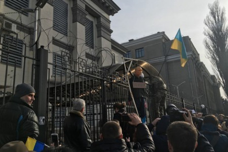 Кому выгодны нападения на посольства РФ в Украине?