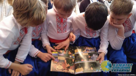 Николай Азаров: Маленьких украинцев с детства готовят к роли боевиков
