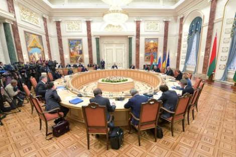 МИД Белоруссии: Минск готовится принять три подгруппы по Донбассу