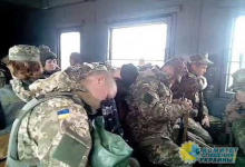 Украинские военные выпрыгивают из вагонов по пути в Донбасс