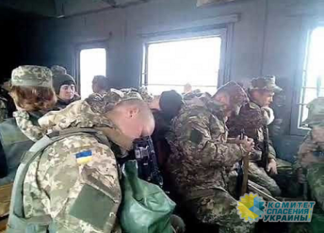 Украинские военные выпрыгивают из вагонов по пути в Донбасс