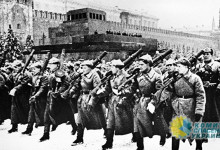 Азаров: Всегда с волнением смотрю кадры легендарного парада Красной Армии