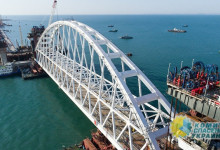 Николай Азаров поздравил мостостроителей Крымского моста