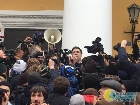 СМИ опубликовали как освобождали Саакашвили из машины правоохранителей