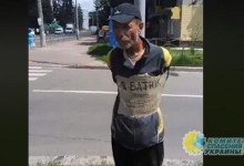 В Чернигове мужчине повесили на грудь табличку «Я ватник», привязали к столбу и сняли на видео