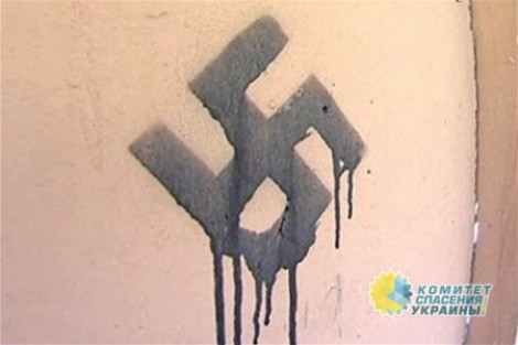 Неизвестные разрисовали свастикой памятник у братского захоронения освободителей Харькова