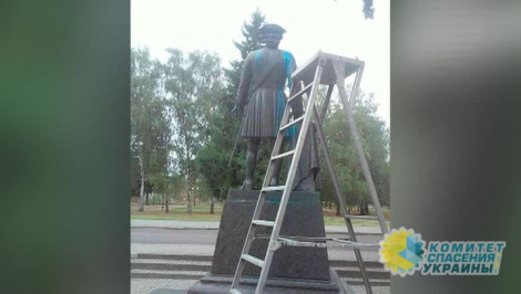 В Полтаве осквернили памятник Петру I