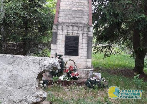 В Хмельницкой области вандалы разрушили братскую могилу