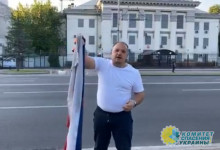 Мэр Конотопа перед посольством РФ сжег флаг России