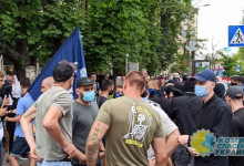 На ЛГБТ-акции под Офисом Зеленского радикалы сцепились с полицией