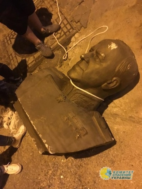 В канун Дня Независимости радикалы уничтожили бюст маршалу Жукову в Одессе