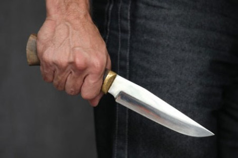 Во Львове мужчина с ножом напал на полицейского