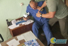 На Днепропетровщине радикалы избили врача, который не сумел вылечить бабушку одного из них