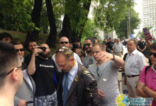 Нардеп Барна пытался закрыть протестующим рты в результате чего получил яйцом в голову