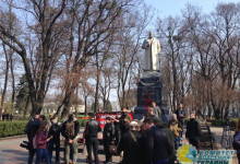 Националисты облили краской памятник генералу Ватутину в Киеве
