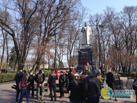 Националисты облили краской памятник генералу Ватутину в Киеве