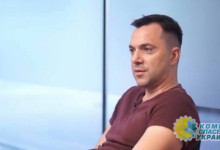Арестович обвинил Меркель в сдаче интересов Украины