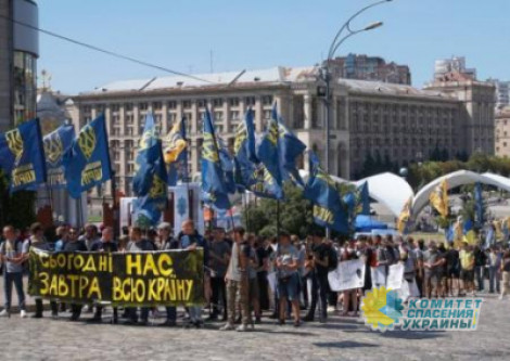 Марш Нацкорпуса «против капитуляции» вылился в побоище в центре Киева