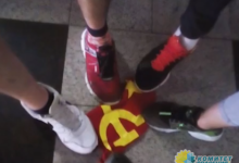 В Киеве бандеровцы содрали с иностранца футболку с символикой СССР