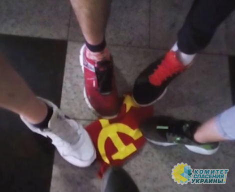 В Киеве бандеровцы содрали с иностранца футболку с символикой СССР