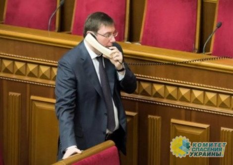 Азарова рассмешили слова Луценко о "посягающих на конституционный строй"