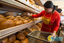 Азаров сравнил цены на хлеб в Украине