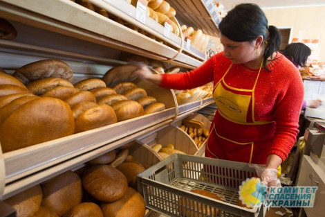 Азаров сравнил цены на хлеб в Украине