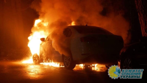 В Киеве сожгли авто на дипномерах