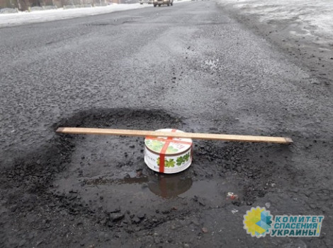 Замминистра инфраструктуры Украины попал в ДТП из-за ямы на дорогах Закарпатья