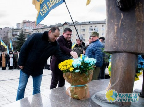 Мэр «бандеровского края» предлагает лицом к Кремлю установить памятник своему кумиру на Сумщине