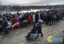 AP опубликовали фото очередей с пожилыми людьми на пунктах пропуска на Донбассе