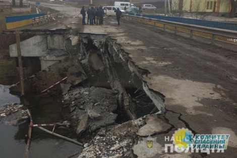 Азаров: От киевского режима устали не только сами украинцы, но и мосты