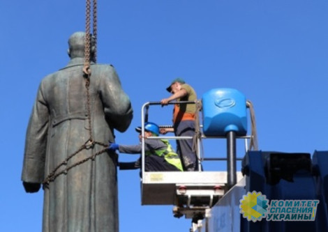 В Полтаве демонтировали памятник советскому генералу Алексею Зыгину