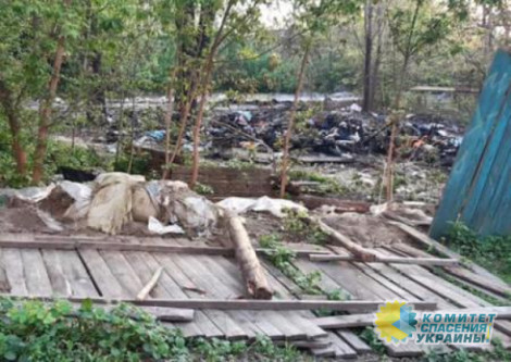 В Киеве националисты избили ромов и сожгли их палатку