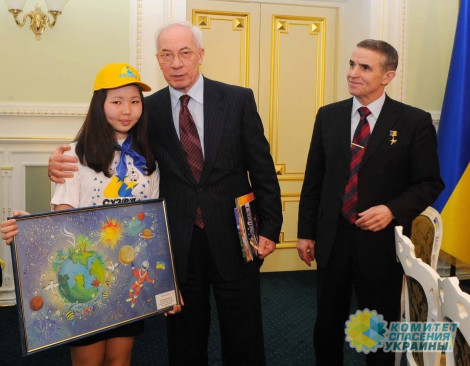 Азаров поздравил соотечественников с Днем космонавтики