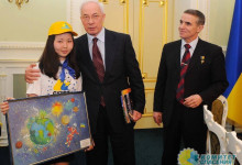 Азаров поздравил соотечественников с Днем космонавтики