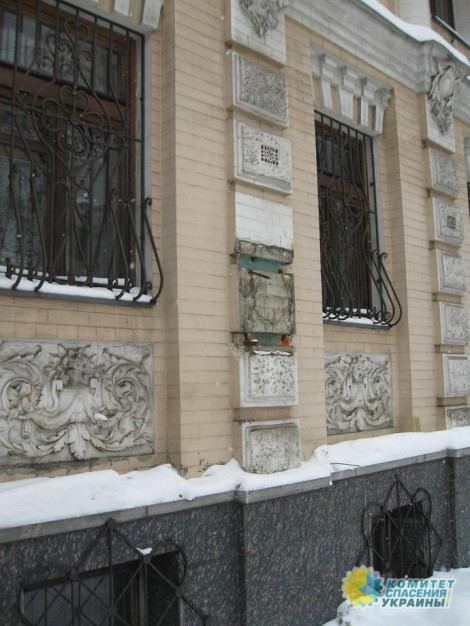 Со стены киевского музея вандалы украли бюст Леси Украинки
